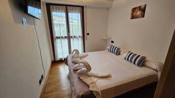 2 bedrooms, iron/ironing board