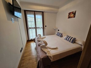 2 Schlafzimmer, Bügeleisen/Bügelbrett