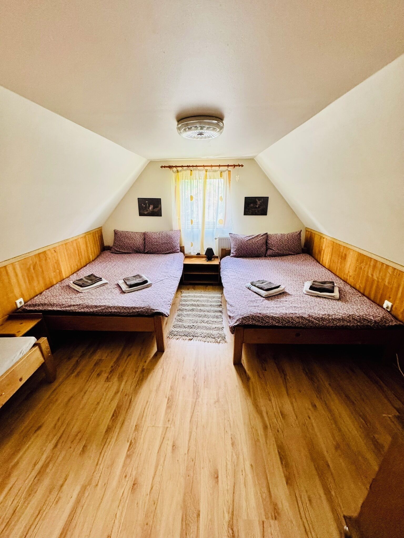 Planxa i posts de planxar, wifi i roba de llit 