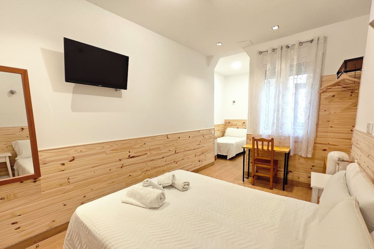 Driepersoonskamer | Een kluis op de kamer, gratis wifi