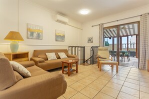 TV - Vacation Home 'Los Azahares Apartment' with Sea View, Wi-Fi and Air Conditioning (Arona)