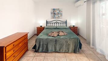 Een strijkplank/strijkijzer, wifi, beddengoed