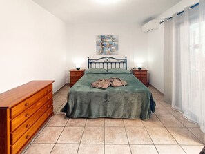 Een strijkplank/strijkijzer, wifi, beddengoed