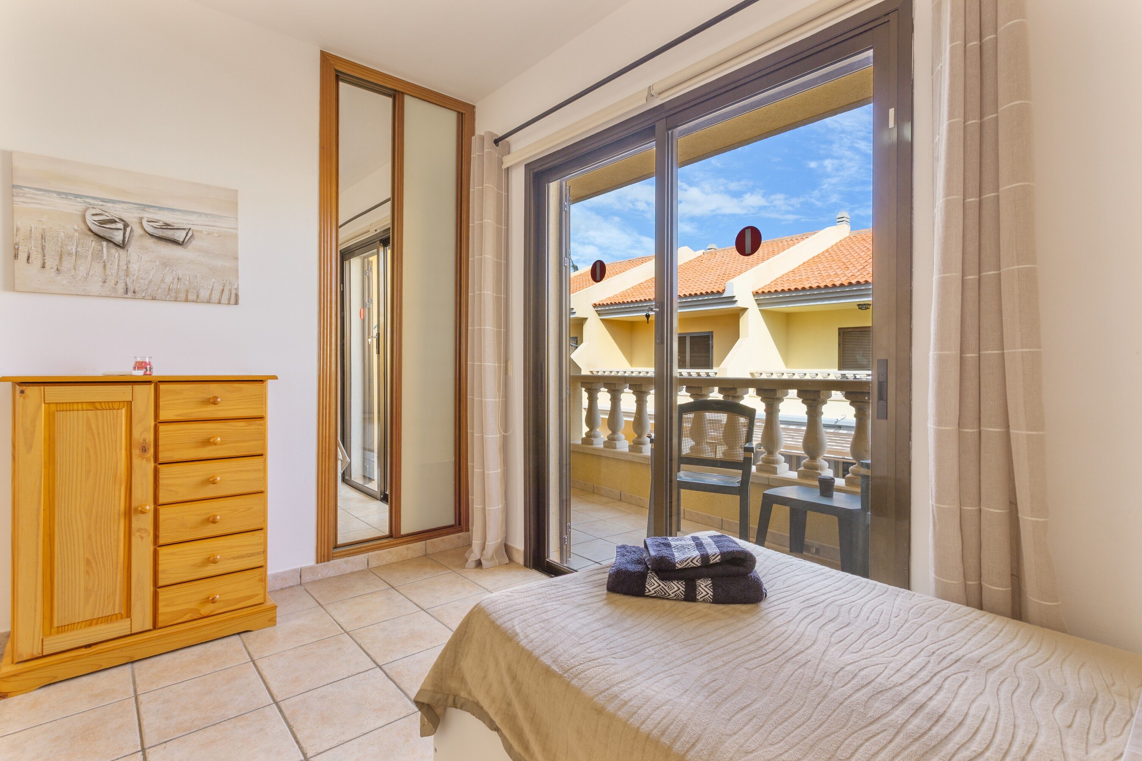 Een strijkplank/strijkijzer, wifi, beddengoed