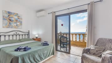 Een strijkplank/strijkijzer, wifi, beddengoed