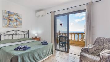 Een strijkplank/strijkijzer, wifi, beddengoed