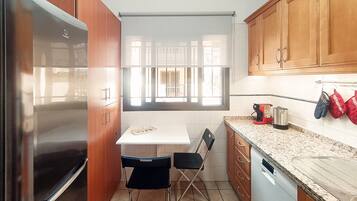 雪櫃、微波爐、焗爐、爐具