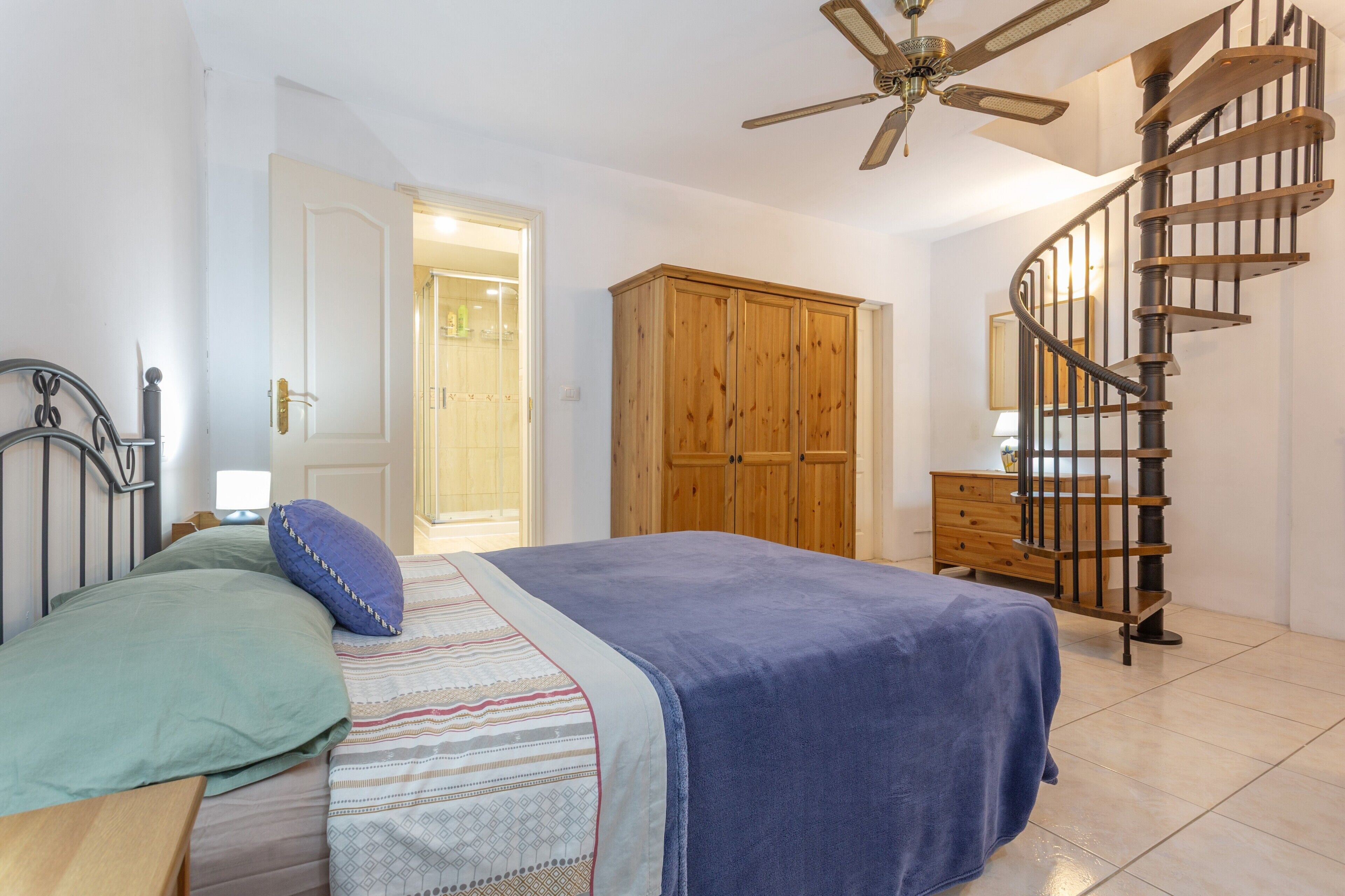 Tabla de planchar con plancha, wifi y ropa de cama 