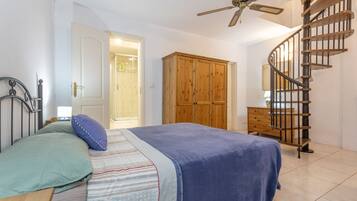 Tabla de planchar con plancha, wifi y ropa de cama