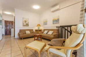 TV - Vacation Home 'Los Azahares Apartment' with Sea View, Wi-Fi and Air Conditioning (Arona)