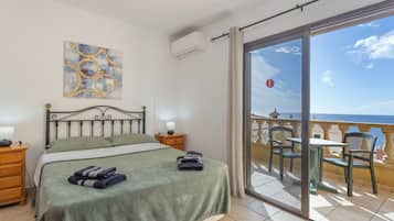 Een strijkplank/strijkijzer, wifi, beddengoed