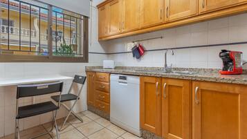 Een koelkast, een magnetron, een oven, een kookplaat