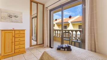 Een strijkplank/strijkijzer, wifi, beddengoed