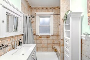 Towels, soap, shampoo, toilet paper - Old Brookline Charm 5 min Longwood In-Unit Laundry (Brookline)