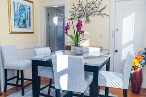 Dining - Old Brookline Charm 5 min Longwood In-Unit Laundry (Brookline)