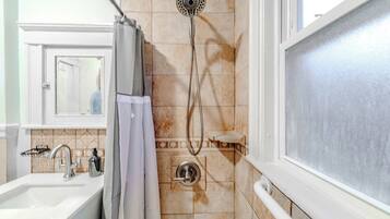 提供毛巾、番梘、洗頭水、廁紙