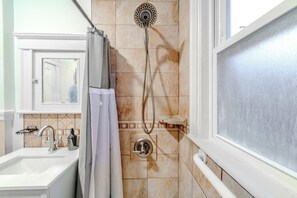 提供毛巾、番梘、洗頭水、廁紙