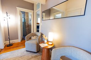 Interior - Old Brookline Charm 5 min Longwood In-Unit Laundry (Brookline)