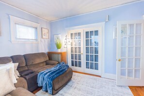 Smart TV - Old Brookline Charm 5 min Longwood In-Unit Laundry (Brookline)