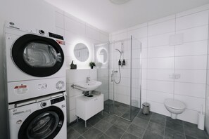 Dusche, Haartrockner, Handtücher, Seife