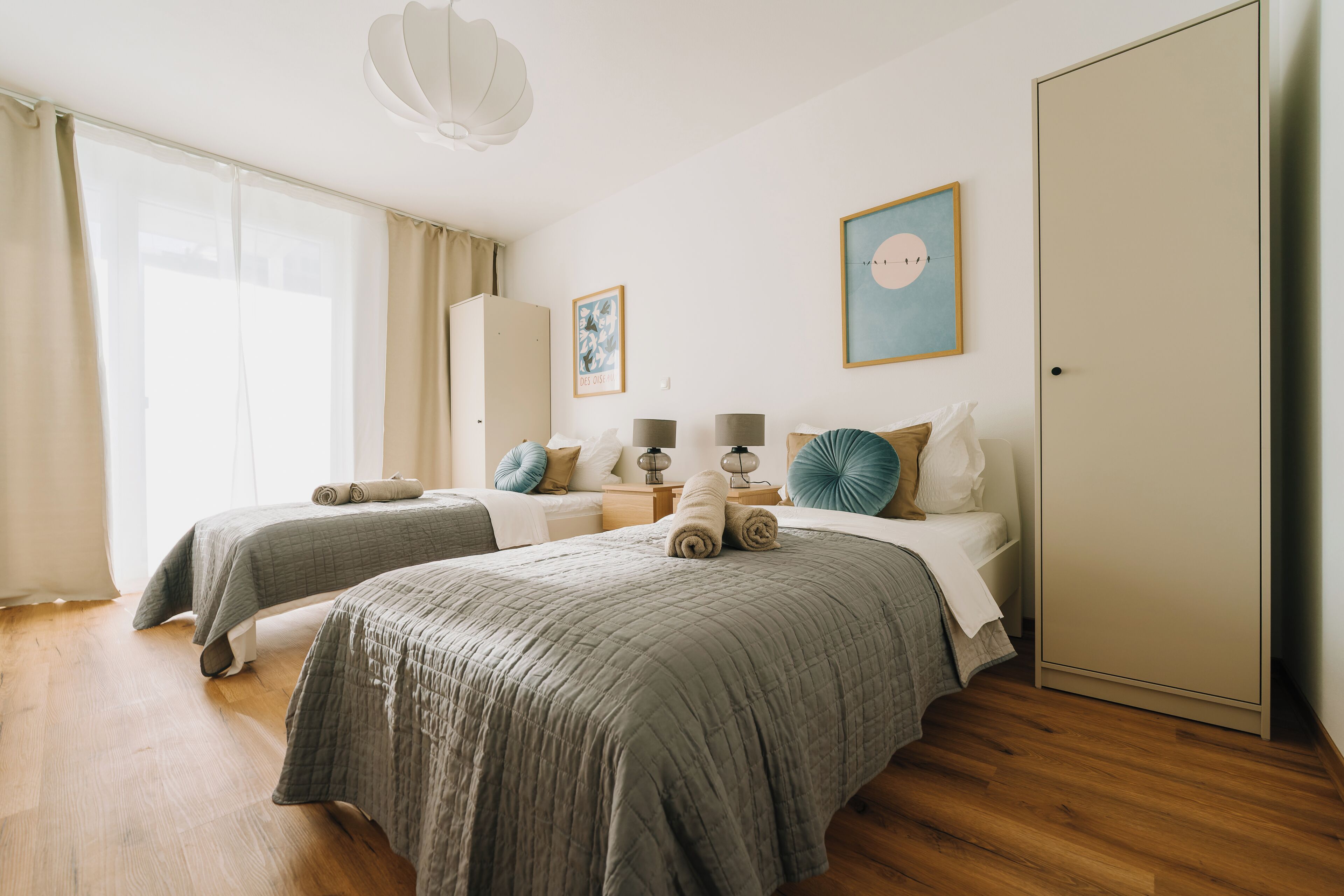 Tabla de planchar con plancha, wifi y ropa de cama 