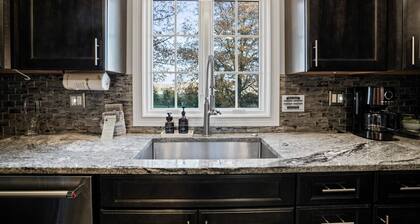 The White House | Hocking Hills, Hot Tub, Theater