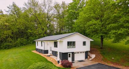 The White House | Hocking Hills, Hot Tub, Theater
