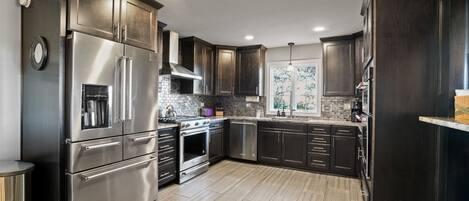 Refrigerador, microondas, horno y lavavajillas