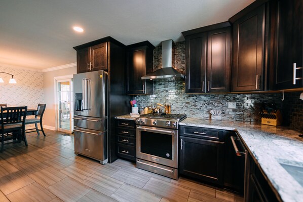 Fridge, microwave, oven, dishwasher - The White House | Hocking Hills, Hot Tub, Theater (Logan)