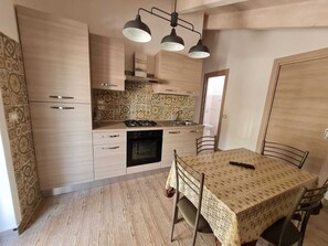 Fridge, oven, stovetop, cookware/dishes/utensils - Air-conditioned attic with parking space and small terrace in Santa Maria di Castellabate (Santa Maria di Castellabate)