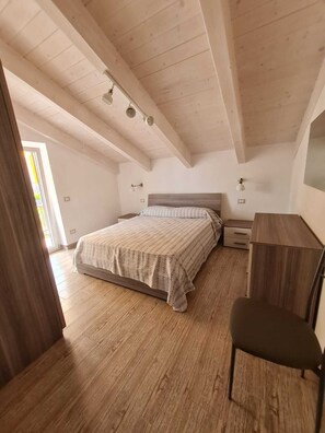 2 bedrooms, bed sheets - Air-conditioned attic with parking space and small terrace in Santa Maria di Castellabate (Santa Maria di Castellabate)