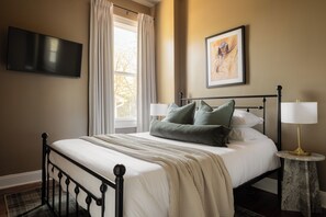 5 bedrooms, desk, iron/ironing board, free WiFi - The Paper Plane ~ Hot Tub, Fire Pit, Deck, Grill (Louisville)