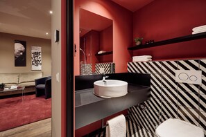 Shower, hair dryer, towels, soap - LÉGÈRE EXPRESS Hotel Leipzig - Apartment with kitchenette & breakfast optional (Leipzig)