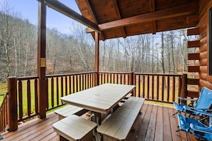 Outdoor dining - Shadyside Cabin | Hocking Hills, Hot Tub, Firepit (Laurelville)