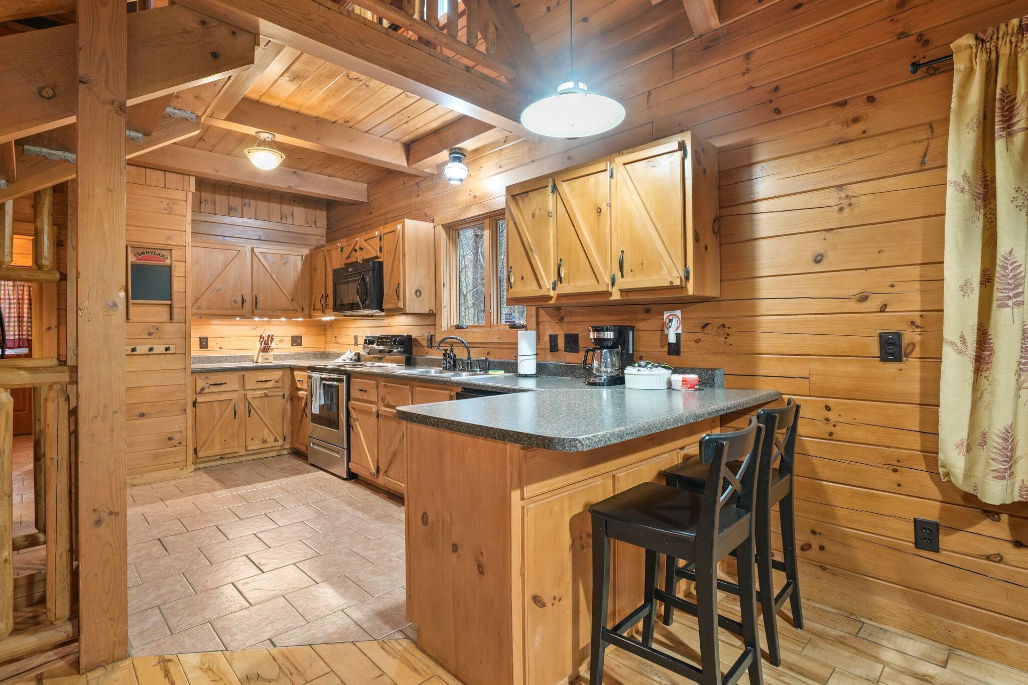 Kylskåp, mikrovågsugn, ugn och spishäll