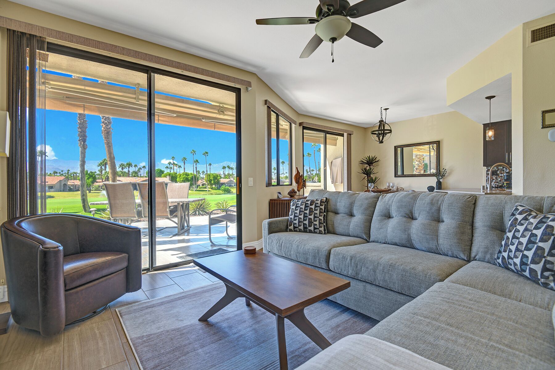 TV connectée, cheminée, livres