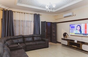 Smart TV - 3 Bed Apartment + Free Hire Car & Airport Pick Up (Livingstone)