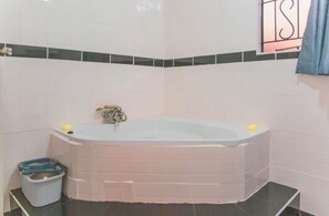 Towels, soap, toilet paper - 3 Bed Apartment + Free Hire Car & Airport Pick Up (Livingstone)