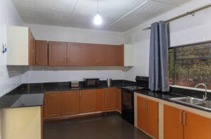Private kitchen - 3 Bed Apartment + Free Hire Car & Airport Pick Up (Livingstone)