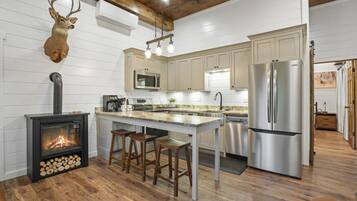 Refrigerador, microondas, horno, placa de cocina