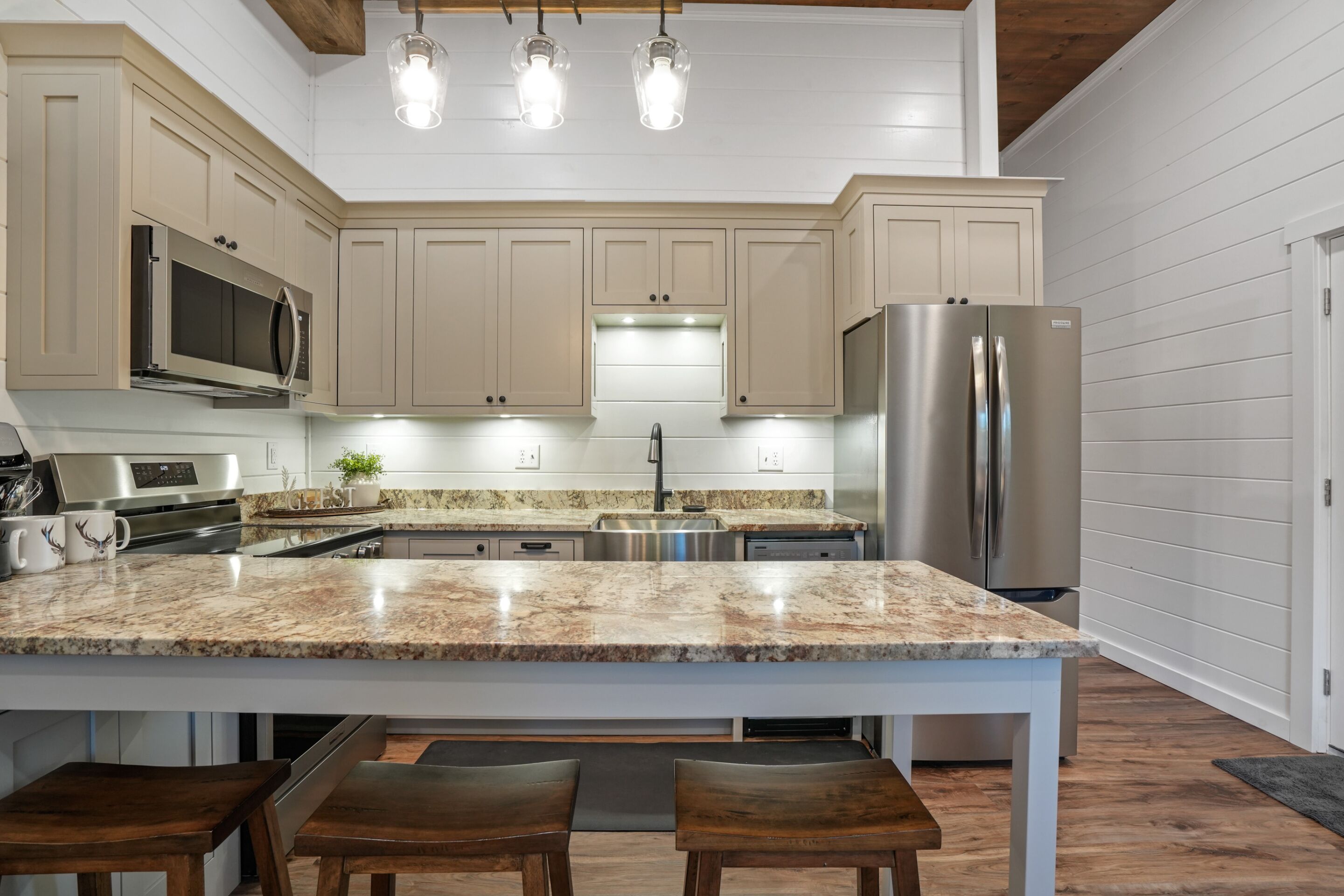 Frigorífico, microondas, horno y placa de cocina