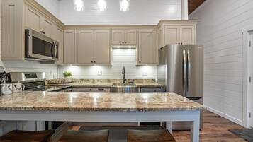 Refrigerador, microondas, horno, placa de cocina