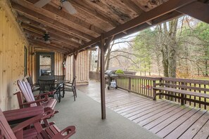 Outdoor dining - Pinewood Cabin | Hocking Hills, Cozy, Hot Tub (Laurelville)