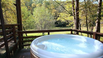 Tina de hidromasaje al aire libre