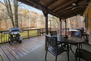 Outdoor dining - Pinewood Cabin | Hocking Hills, Cozy, Hot Tub (Laurelville)