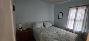 WiFi, bed sheets - Grandma's Cozy 2-bedroom retreat (Muskegon)