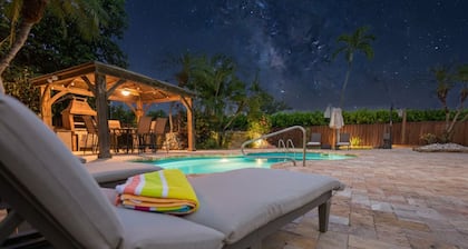 Charming 3-bedroom house sleeps 10 w/ Private Pool, Billiards in awesome Sunrise