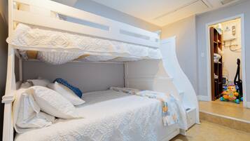 3 slaapkamers, een strijkplank/strijkijzer, reisbedje, gratis wifi