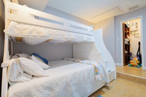 3 slaapkamers, een strijkplank/strijkijzer, reisbedje, gratis wifi