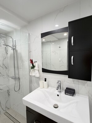 Hair dryer, towels, soap, toilet paper - Villa Margarita Luxury M1,a 5 min del aeropuerto SJU, playas y restaurantes. (carolina)